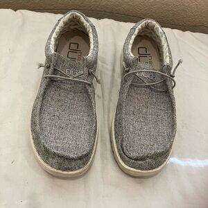 Hey Dude Wally light gray linen men’s loafers. Lightweight in size 11.